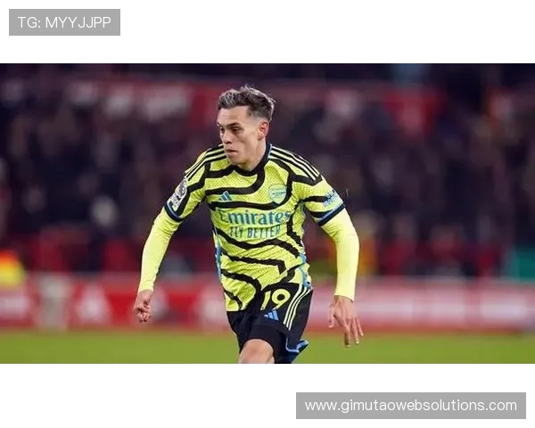 特罗萨德伪9号与边锋切换的战术多样性分析 特罗萨德伪9号与边锋切换的战术多样性分析