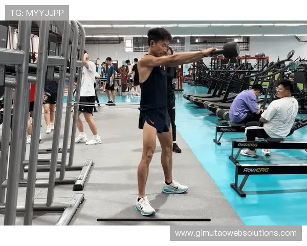 吴向东训练完直接去超市买打折菜，这反差谁懂啊